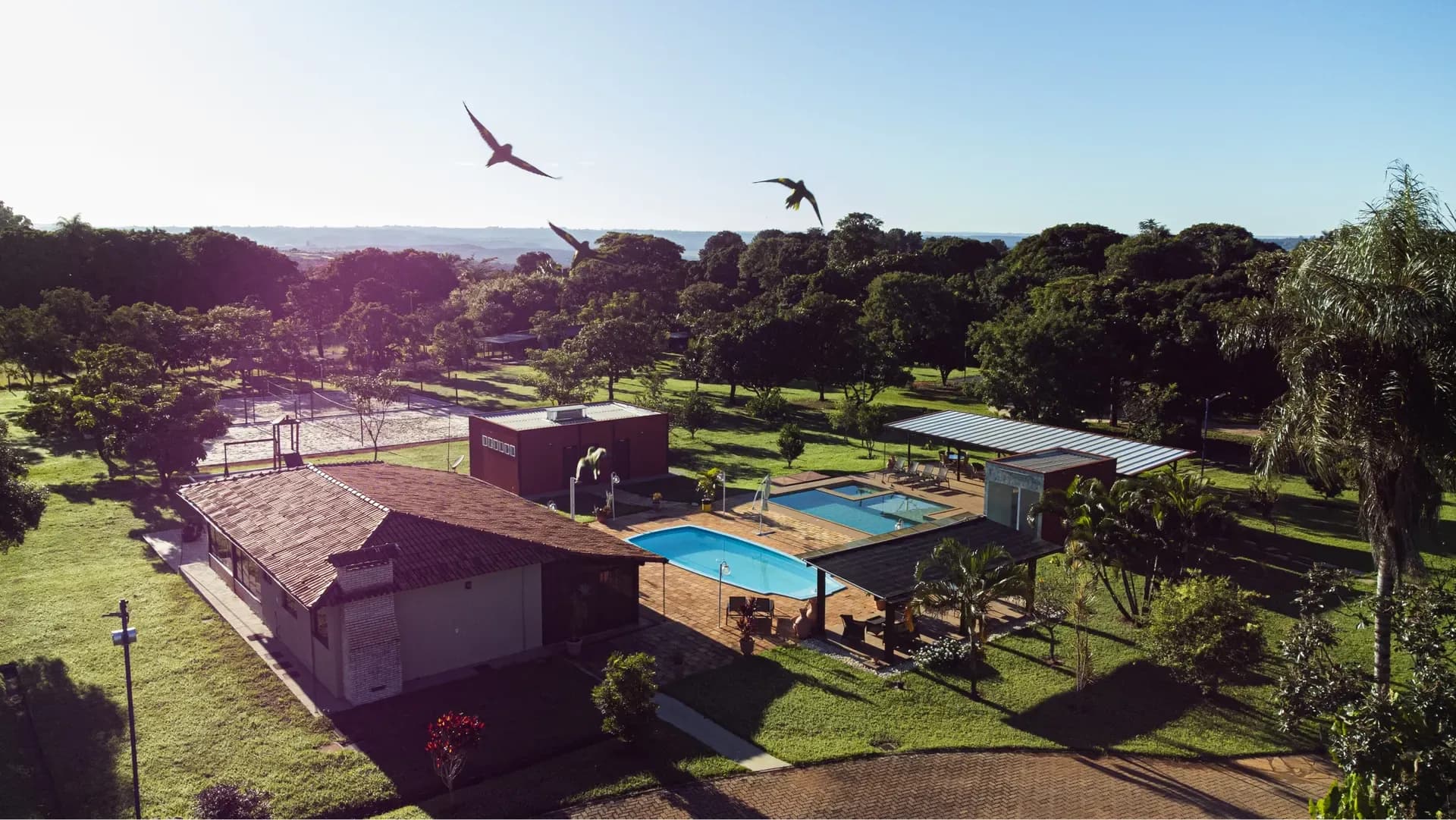 Villaggio no início da manhã, o cerrado ao horizonte